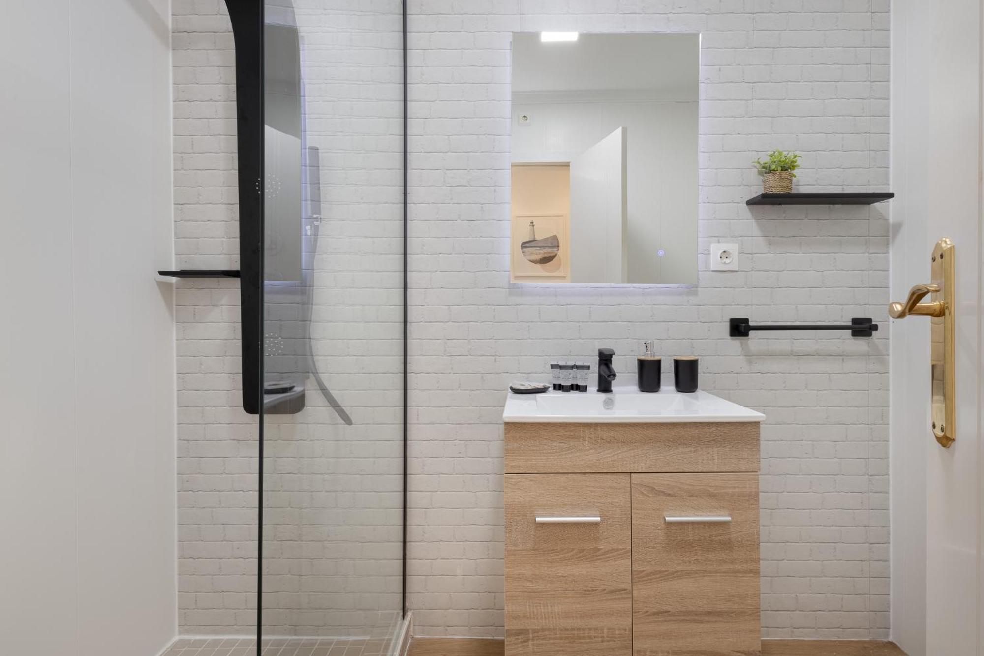C21 Trendy 2 Bdr & Parking Downtown Apartament *