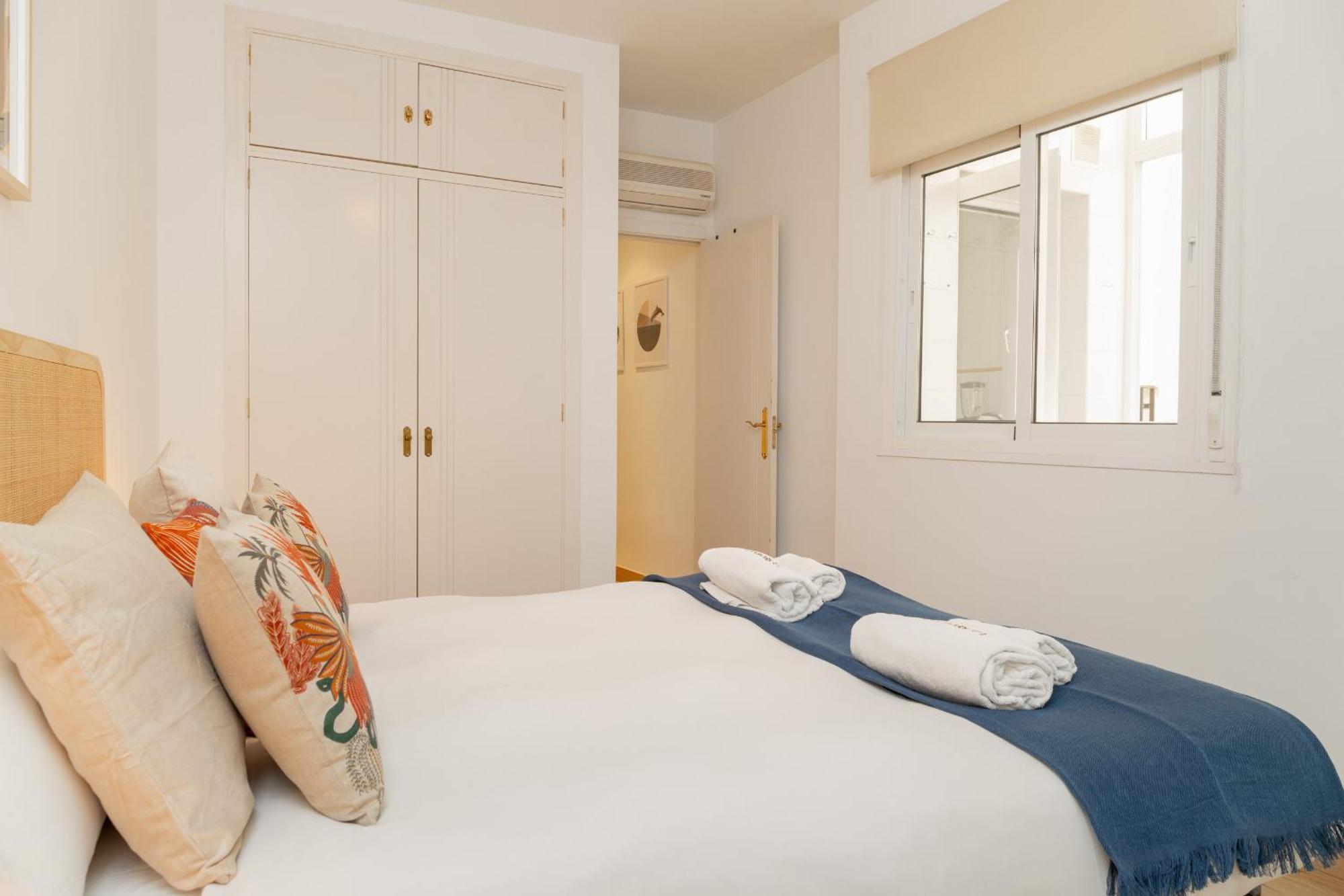 C21 Trendy 2 Bdr & Parking Downtown Apartament